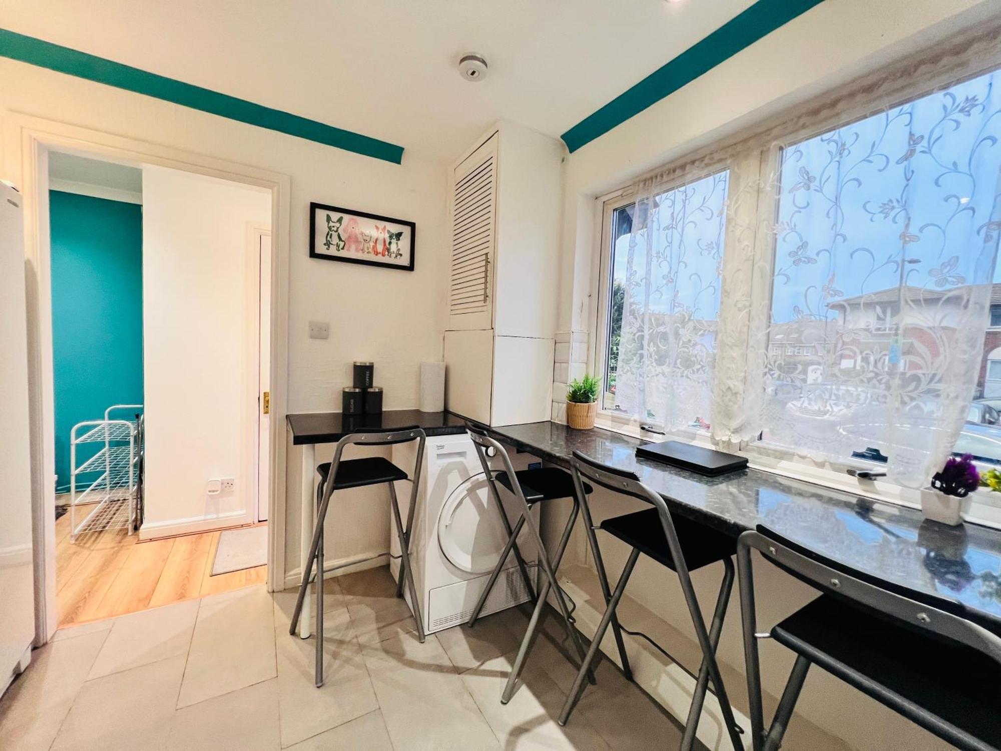 Lovely 4Br House In The City With Parking London Exteriör bild