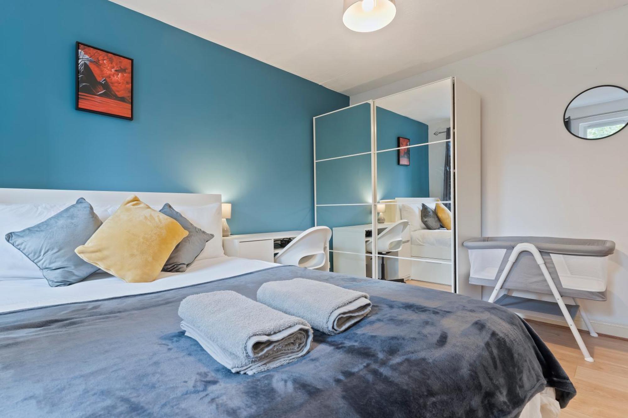Lovely 4Br House In The City With Parking London Exteriör bild