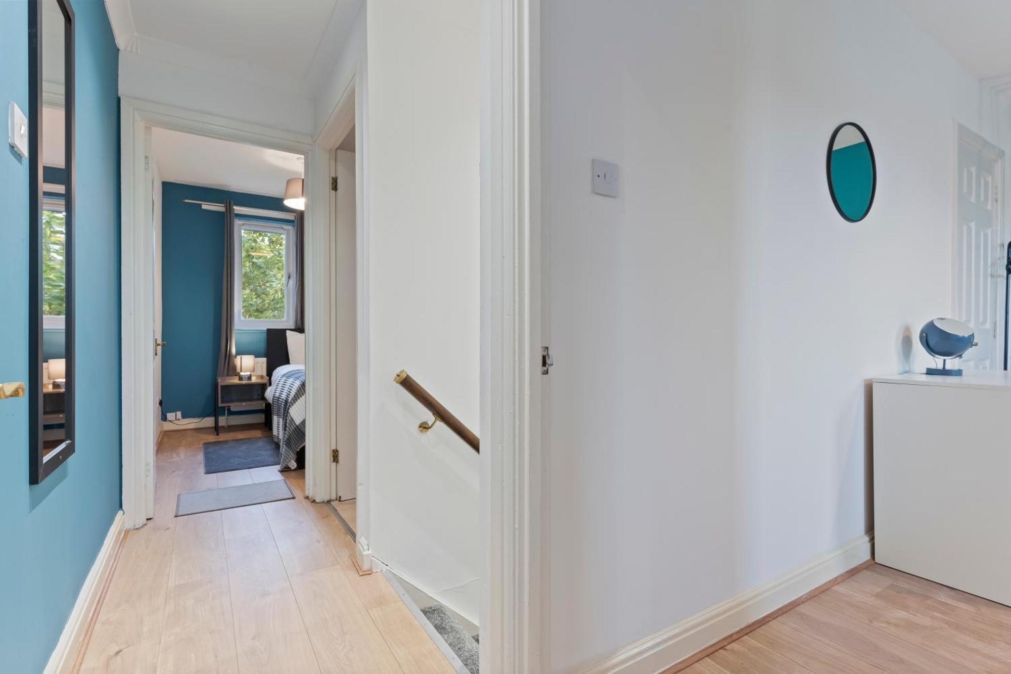 Lovely 4Br House In The City With Parking London Exteriör bild