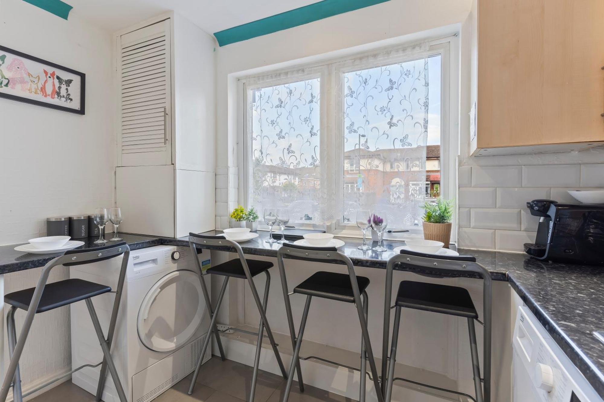 Lovely 4Br House In The City With Parking London Exteriör bild