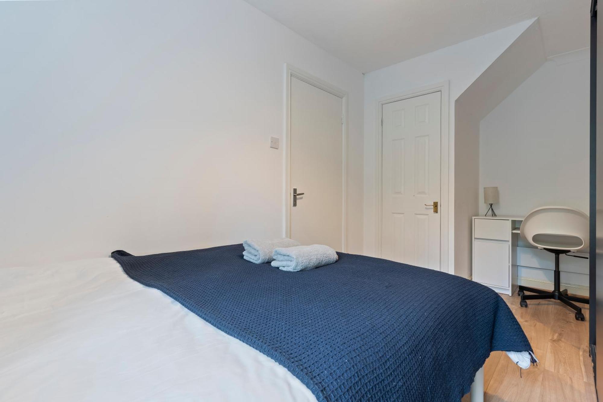 Lovely 4Br House In The City With Parking London Exteriör bild