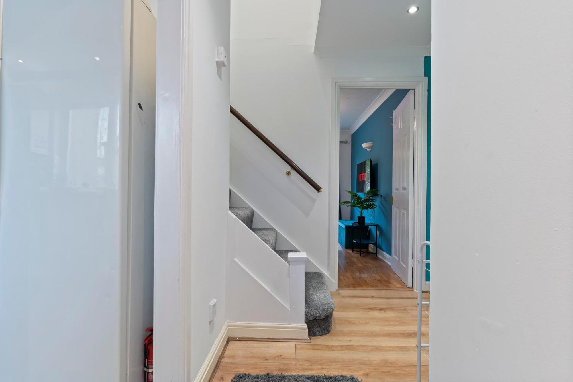 Lovely 4Br House In The City With Parking London Exteriör bild